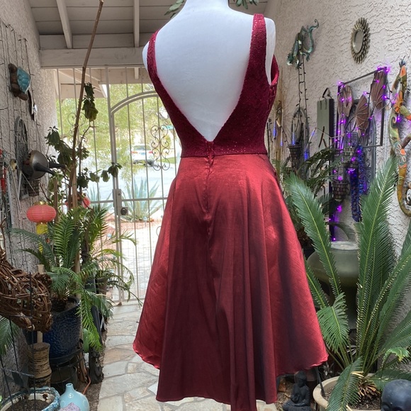 ♦️♦️B.DARLIN BURGUNDY RED TAFFETA ASYMMETRICAL W/SEQUINS PARTY DRESS♦️♦️ - Picture 3 of 6